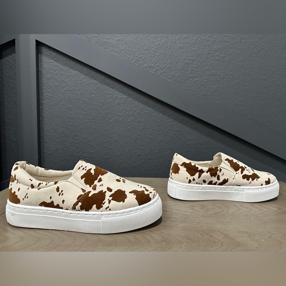 Qupid Brand Cow Print Slip On Platform Shoes, Women’s Size 7 - Picture 6 of 7